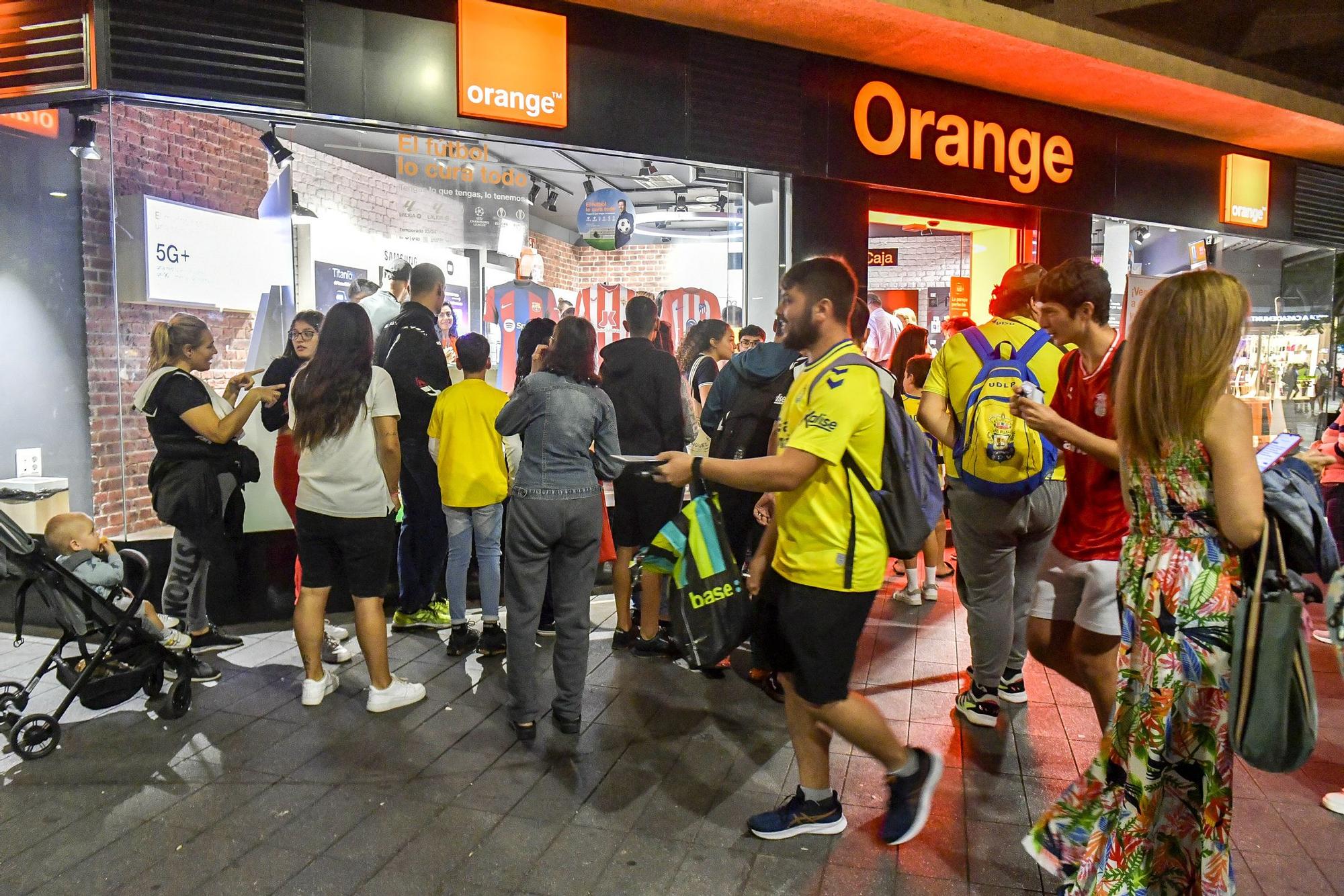 Álex Suárez y Álvaro Valles atienden a los aficionados en la Tienda Orange de la calle Galicia