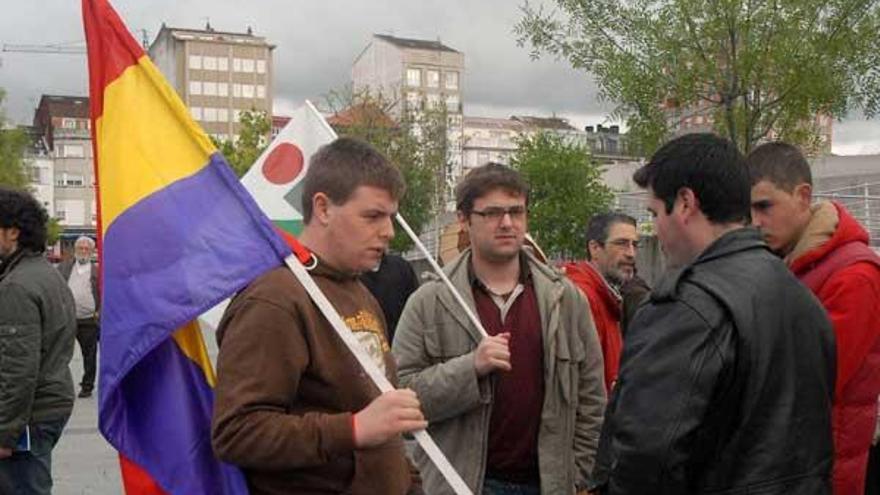 Arriba, algunos de los republicanos concentrados. Debajo, el edil de O Grove Xan Lamelas.