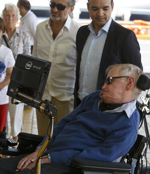 12/06/2016 CULTURA CIENCIA Llegada del físico Stephen Hawking al muelle de santa cruz en el crucero Britannia y  recibo por representantes del cabildo  puertos de tenerife y cámara de comercio para pasar un descanso en la isla y participar en el homenaje de STARMUS