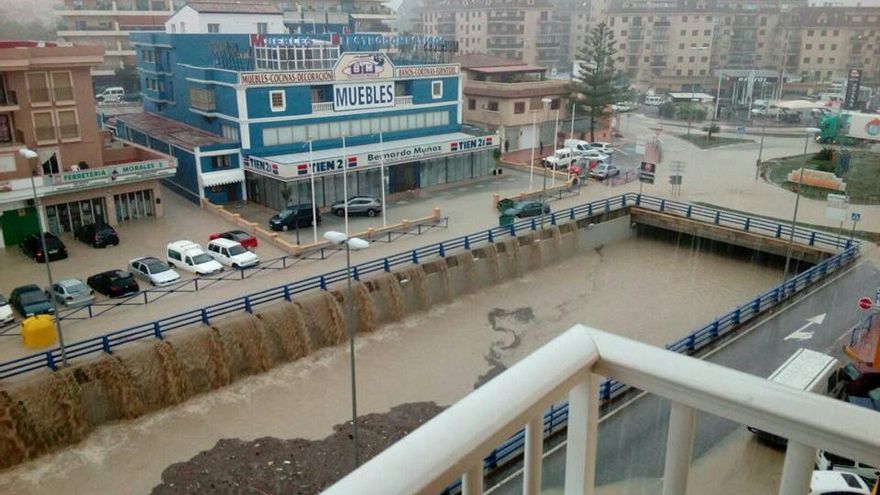 Imagen de las inundaciones de diciembre de 2016 en la calle Bolivia de Manilva