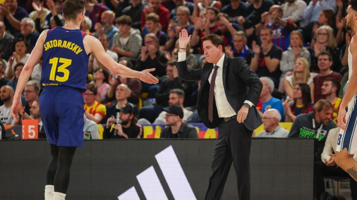 Xavi Pascual, junto a Tomas Satoransky