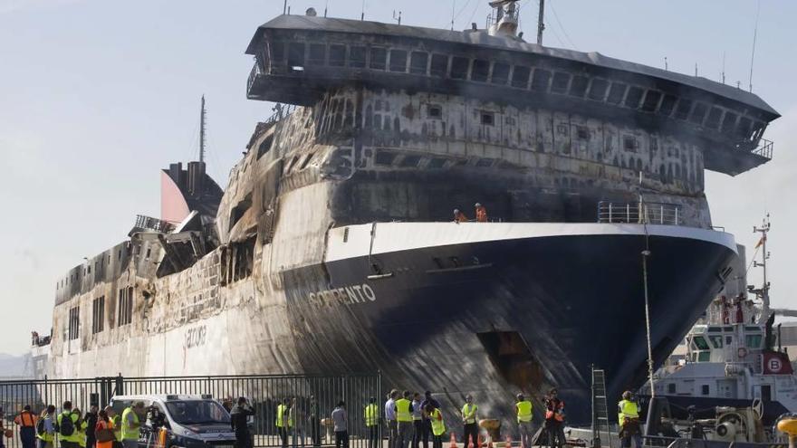 El ferry Sorrento, en el puerto de Sagunto (Valencia), al que fue trasladado tras el incendio.