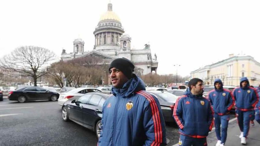 Los jugadores, muy abrigados, caminan por San Petersburgo.