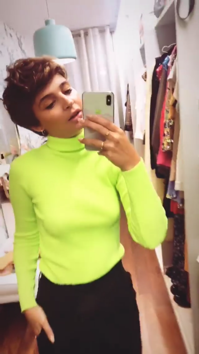 Laura Escanes con jersey neon de Zara