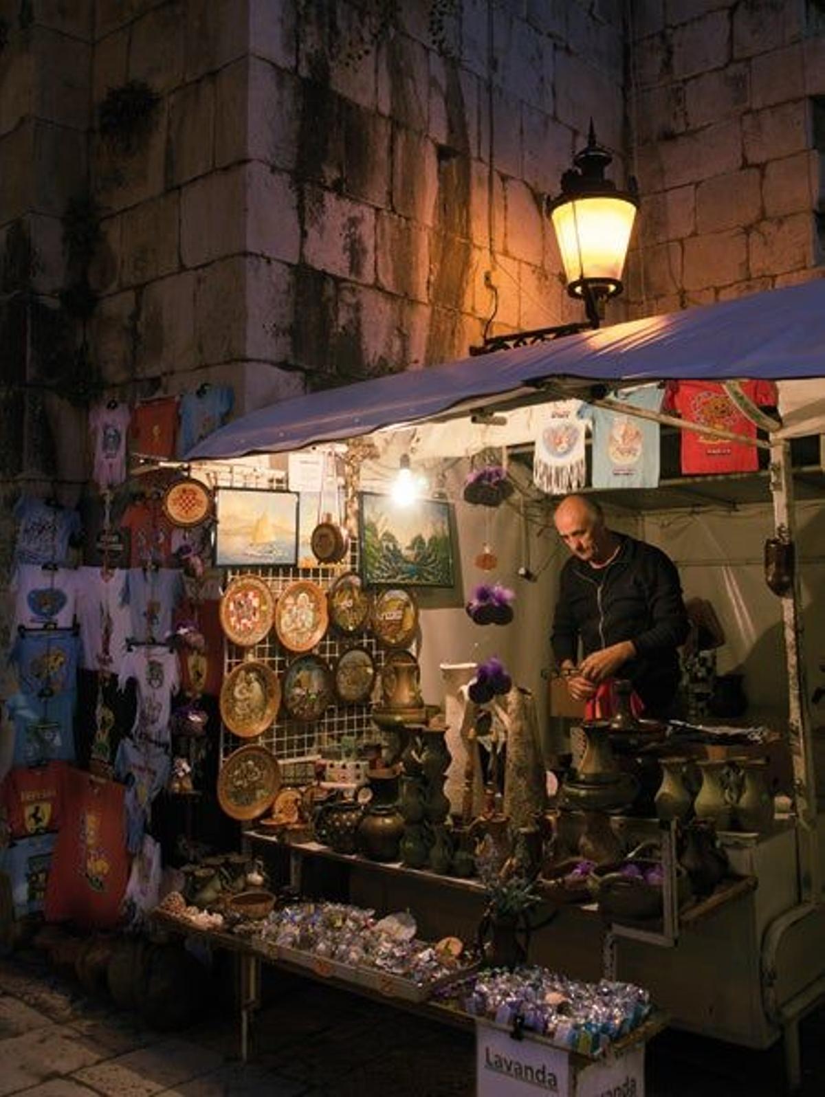Puesto de artesanía en la ciudad de Split.
