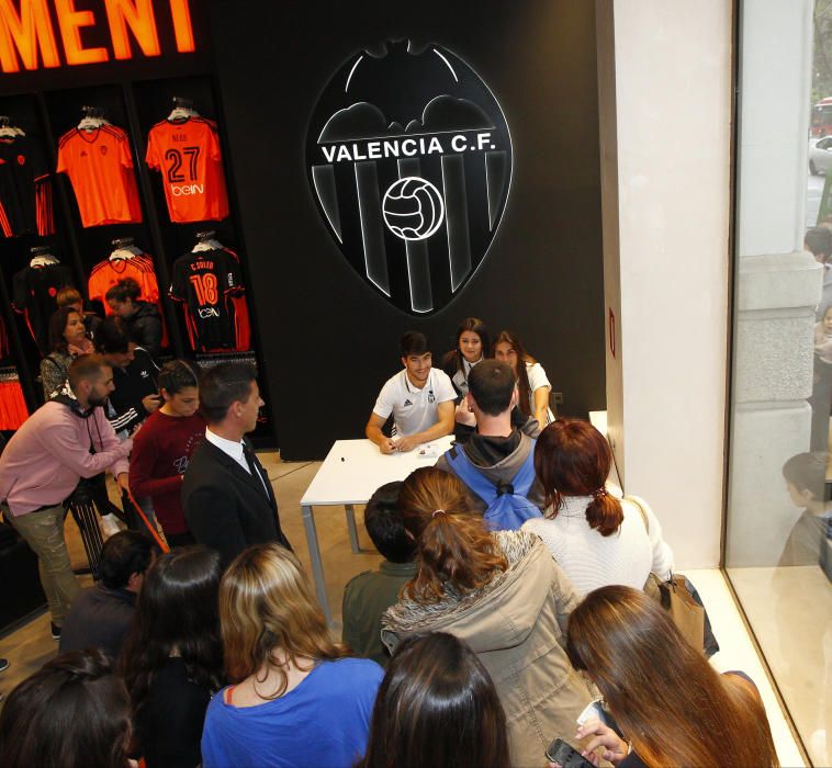 Carlos Soler desata la locura en la Megastore