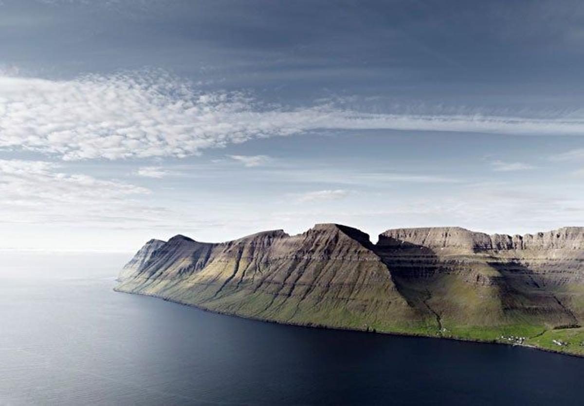 Fotografía del oeste de la isla de Kunoy, tirada desde Kalsoy (Islas Feroe).