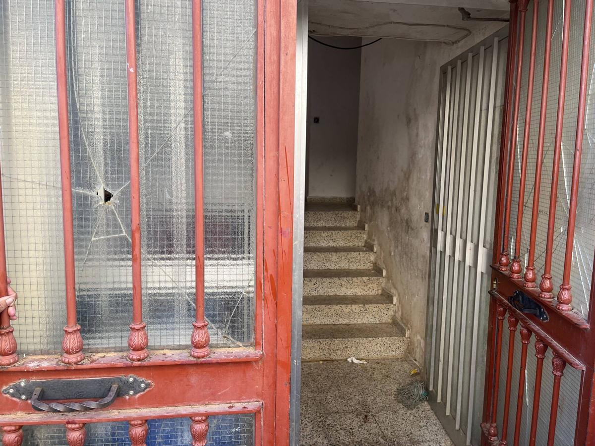 FOTOGALERÍA | Vecinos del antiguo edificio de la Guardia Civil en Suerte de Saavedra muestran el estado del inmueble