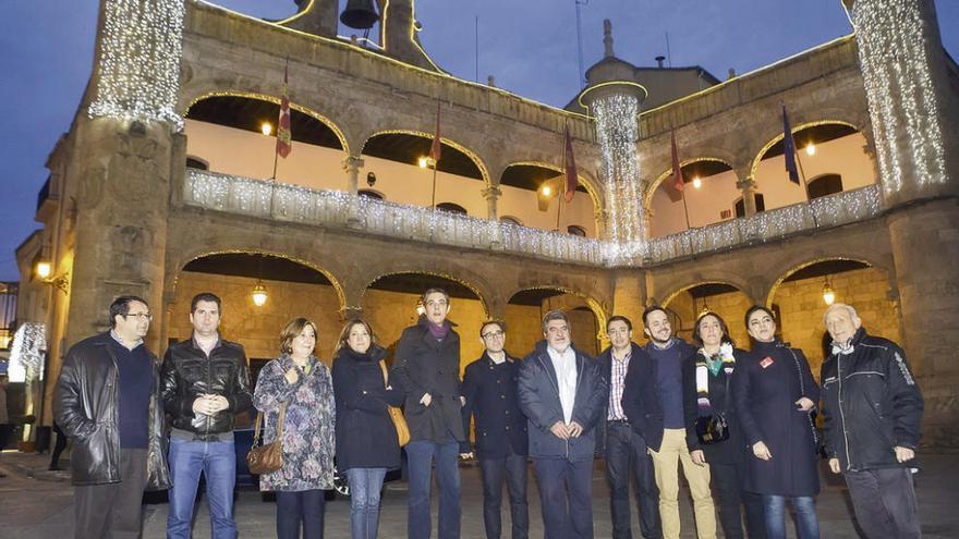 Tudanca, segundo por la izquierda, y Eduardo Madina, quinto por la izquierda, ayer en Ciudad Rodrigo.