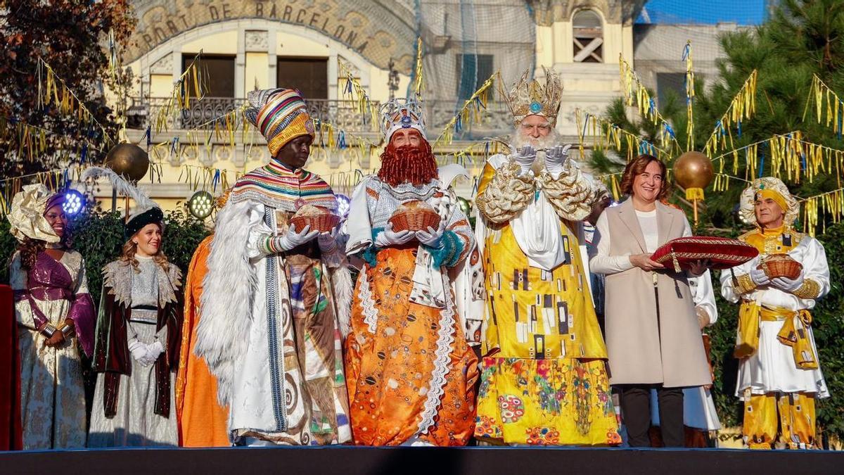 Los Reyes Magos llegan al puerto de Barcelona en la cabalgata de 2023.