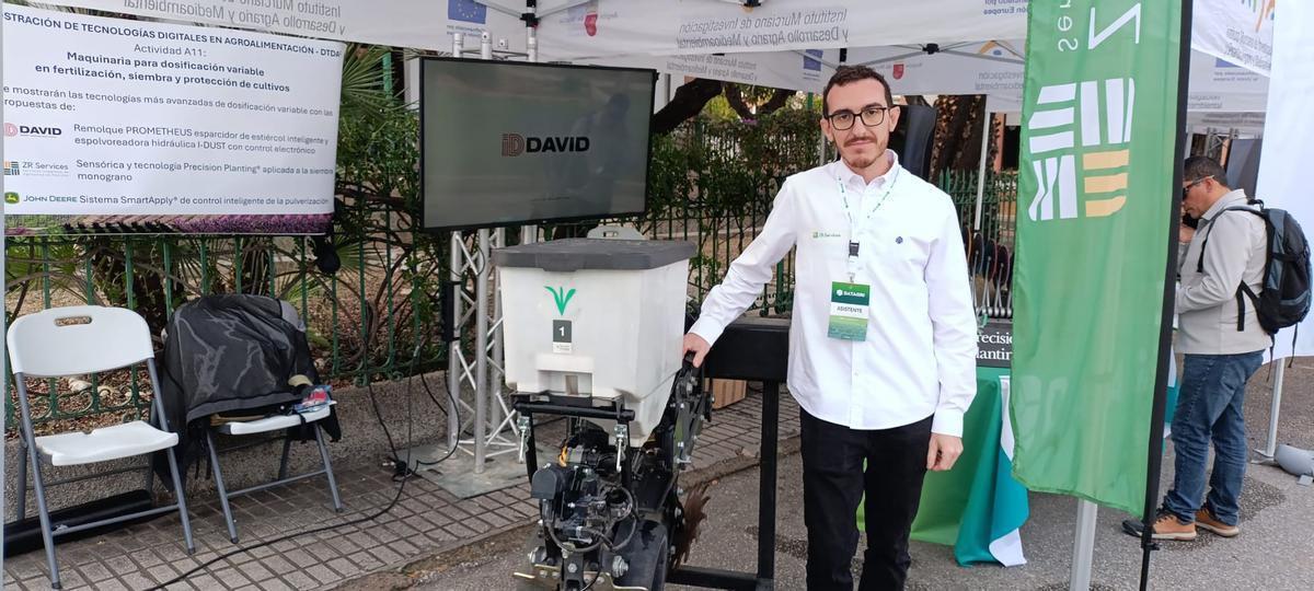 Nestor León, técnico en ZR Services, muestra la sembradora monofrano, ayer en el Imida.