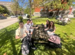 Estudiar sin tecnología en el móvil: "Me las arreglé como antes, con boli y papel"
