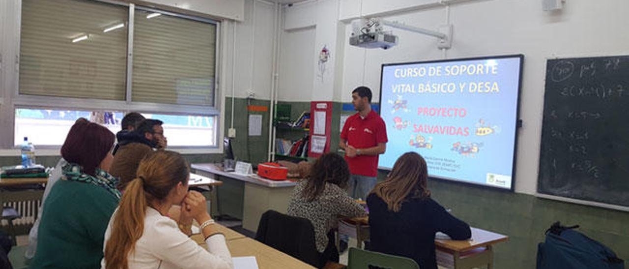 Uno de los monitores del curso de soporte vital básico.