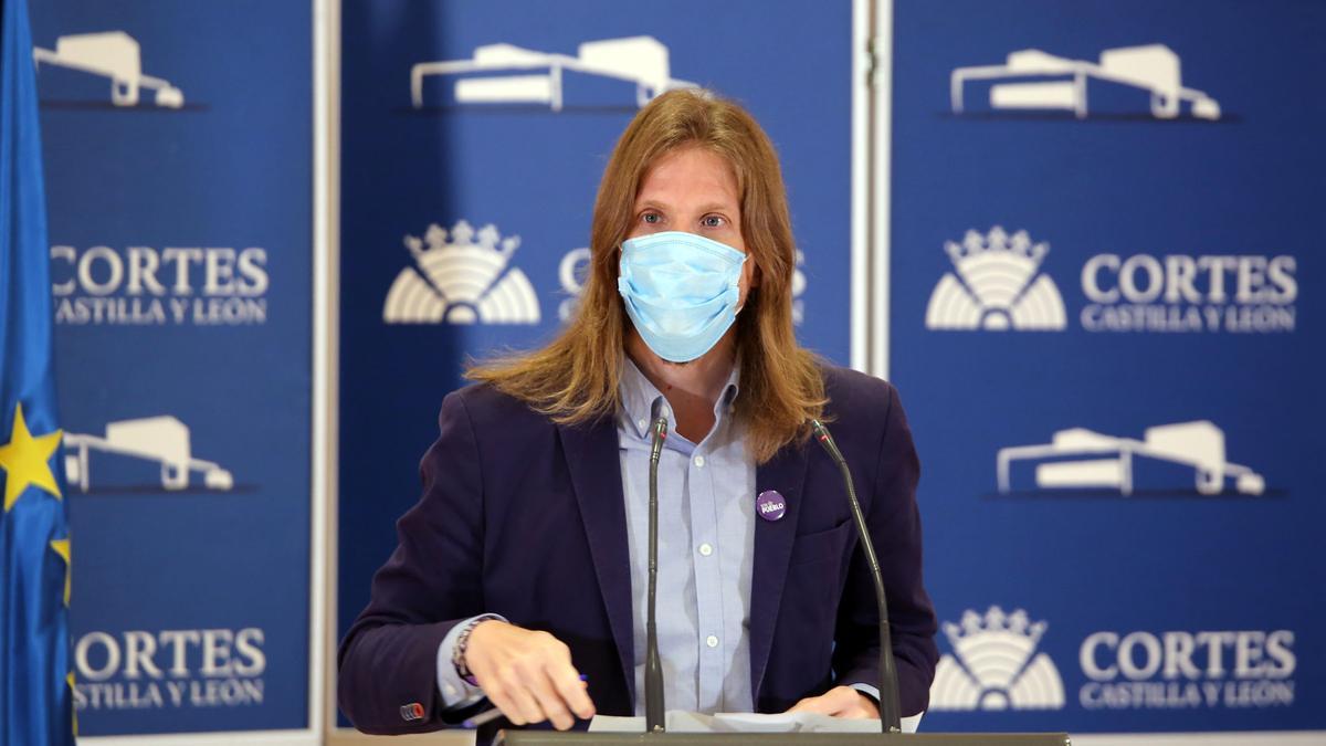 Pablo Fernández, durante una rueda de prensa en las Cortes.