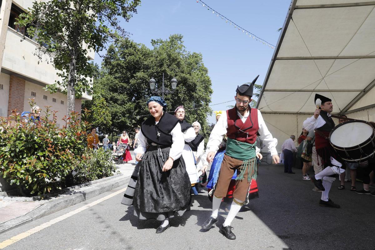 Santullano dice adiós a las fiestas de Santa Filomena con el reparto de 4.200 bollos preñaos en Oviedo, en imágenes