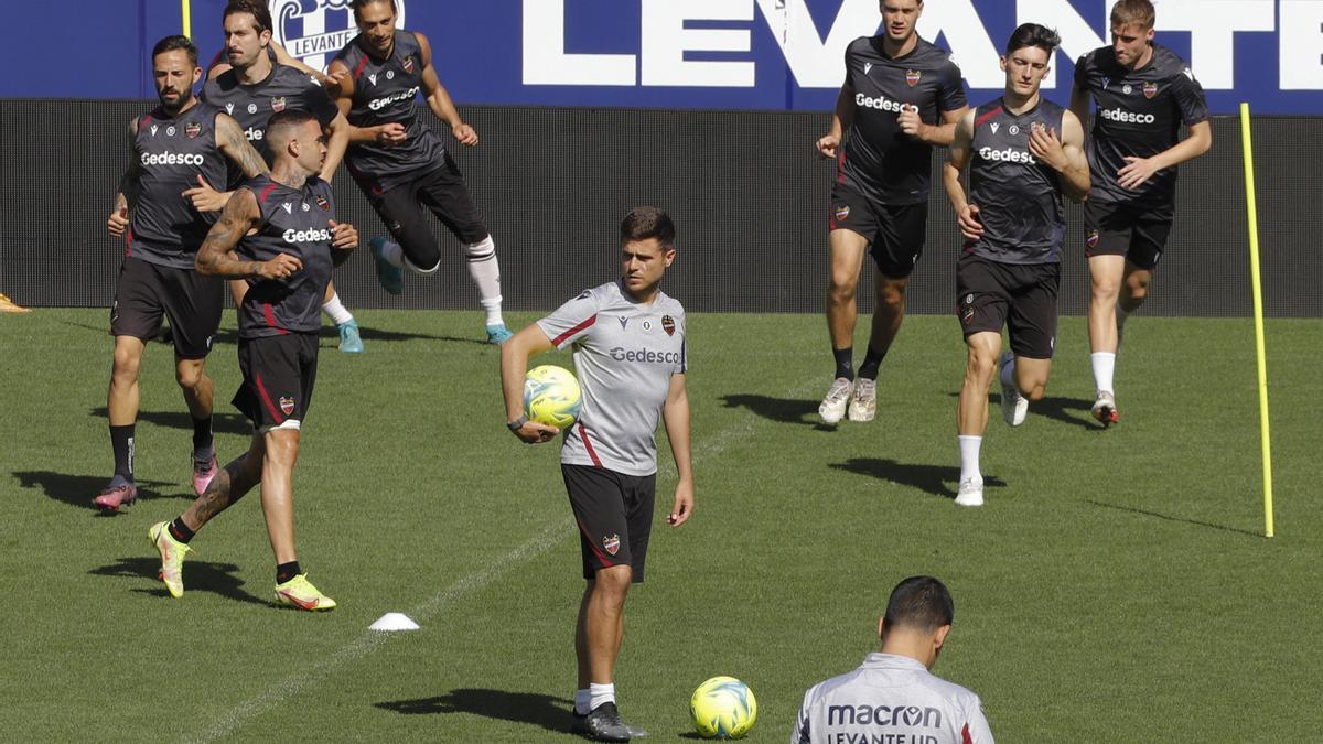 Los jugadores preparan el partido en el entrenamiento de este sábado, que contó con la presencia de Quico Catalán y Felipe Miñambres