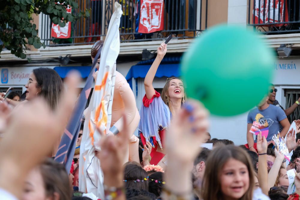 Millones de papelitos sobrevolaron a los miles de eldenses que se apiñaron cerca del castillo de Embajadas para escuchar y cantar el pasodoble Idella, que marca el comienzo de las fiestas