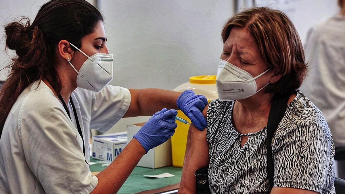 Una mujer mayor de 60 años se vacuna en Tenerife. | | MARÍA PISACA