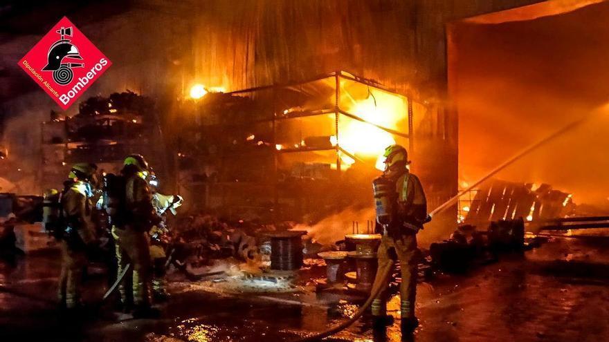Extinguido el incendio en la fábrica La Escandella de Agost, que ha paralizado toda la producción