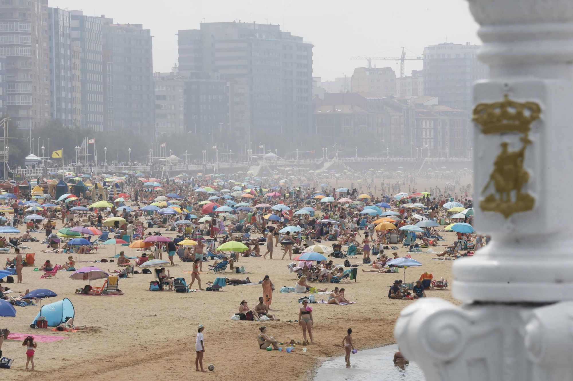 En imágenes: Gijón disfruta de otra jornada calurosa y con mucho bochorno