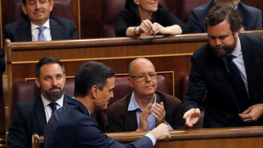 Saludo entre Sánchez y Espinosa de los Monteros.