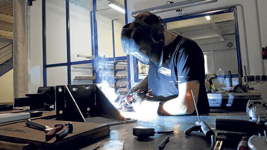 Ausgewandert: ein deutscher Handwerker bei der Arbeit in der Werkstatt Morisse Metal Balear.