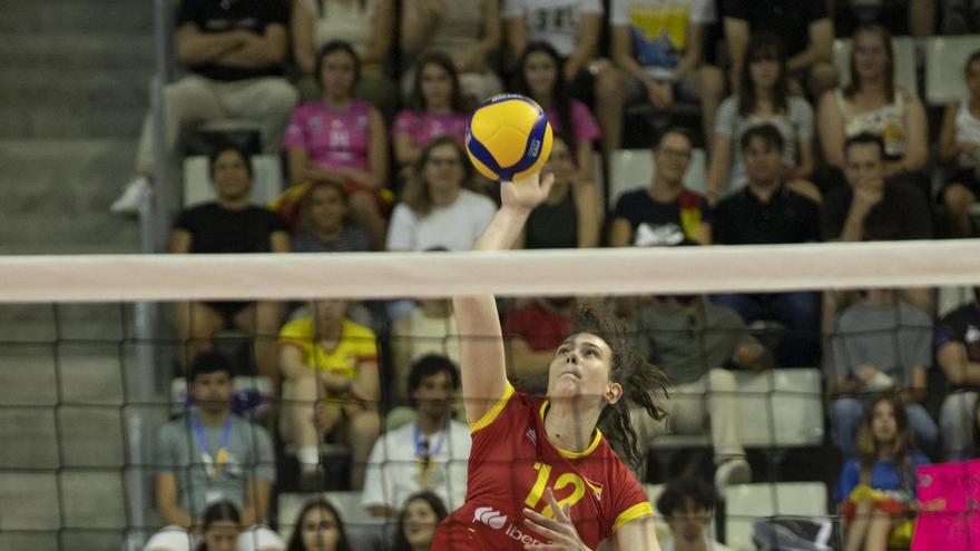 España reacciona tarde y se despide de Alicante con derrota