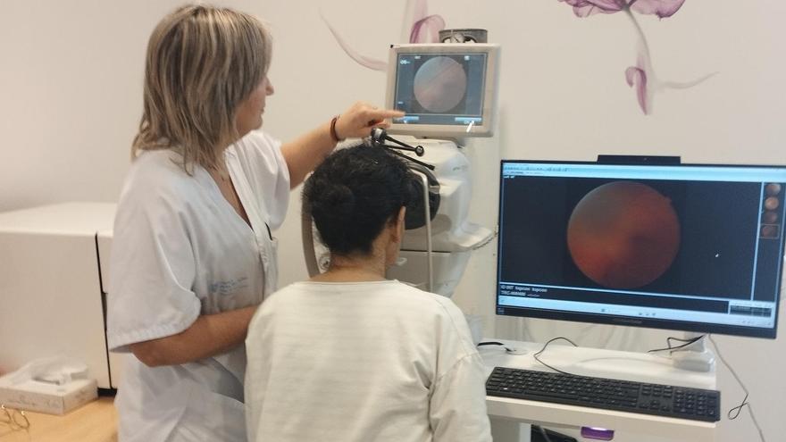 Gemma Pla, técnico en cuidados de enfermería, junto al nuevo retinógrafo en el Centro de Salud Vila