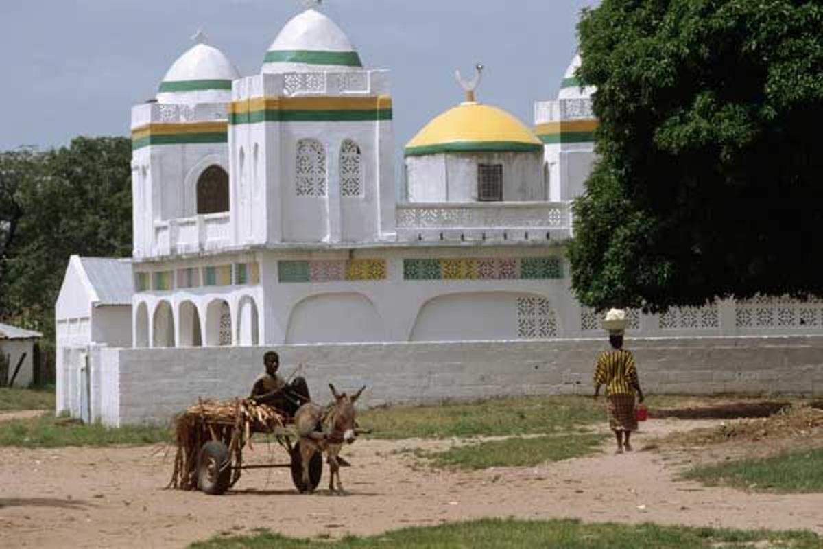 Mezquita de una pequeña ciudad de Gambia.