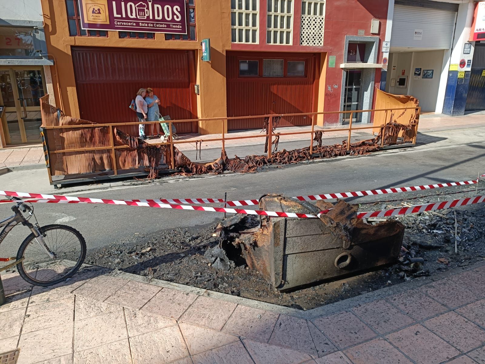 Varios contenedores quemados en la calle Santa Orosia de Zaragoza