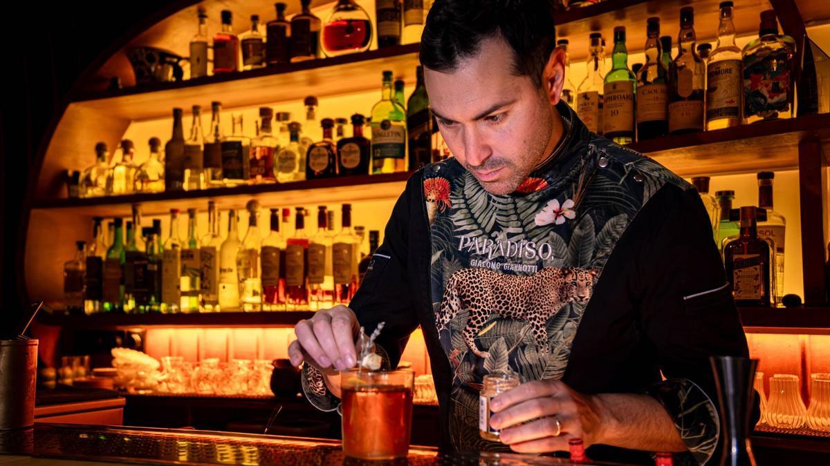 Giacomo Giannotti remata El Gran Gatsby, uno de los cócteles clásicos de Paradiso.