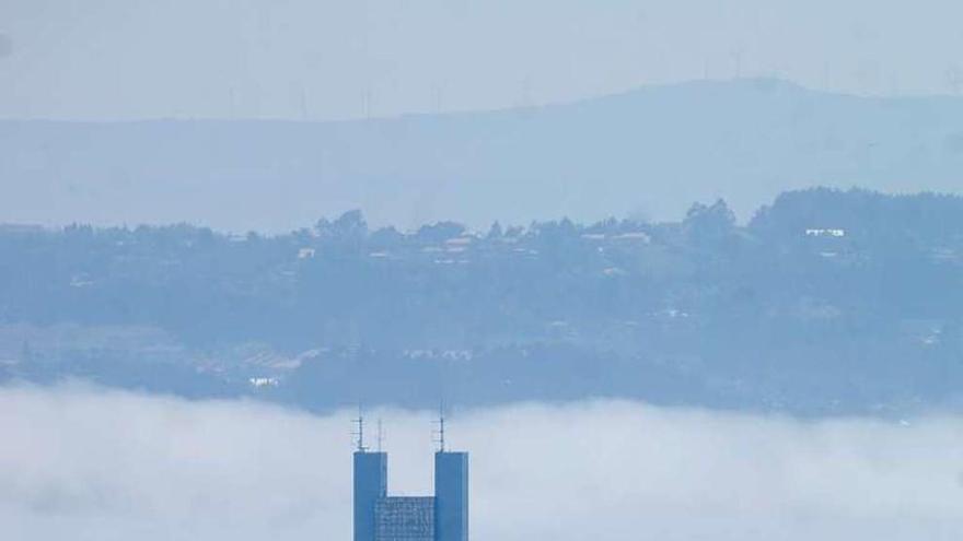 El dique de abrigo, entre la niebla, en verano de 2009.