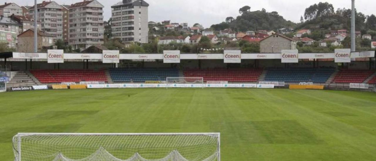 Estado actual del césped del campo de O Couto ante el comienzo de la temporada. // Jesús Regal