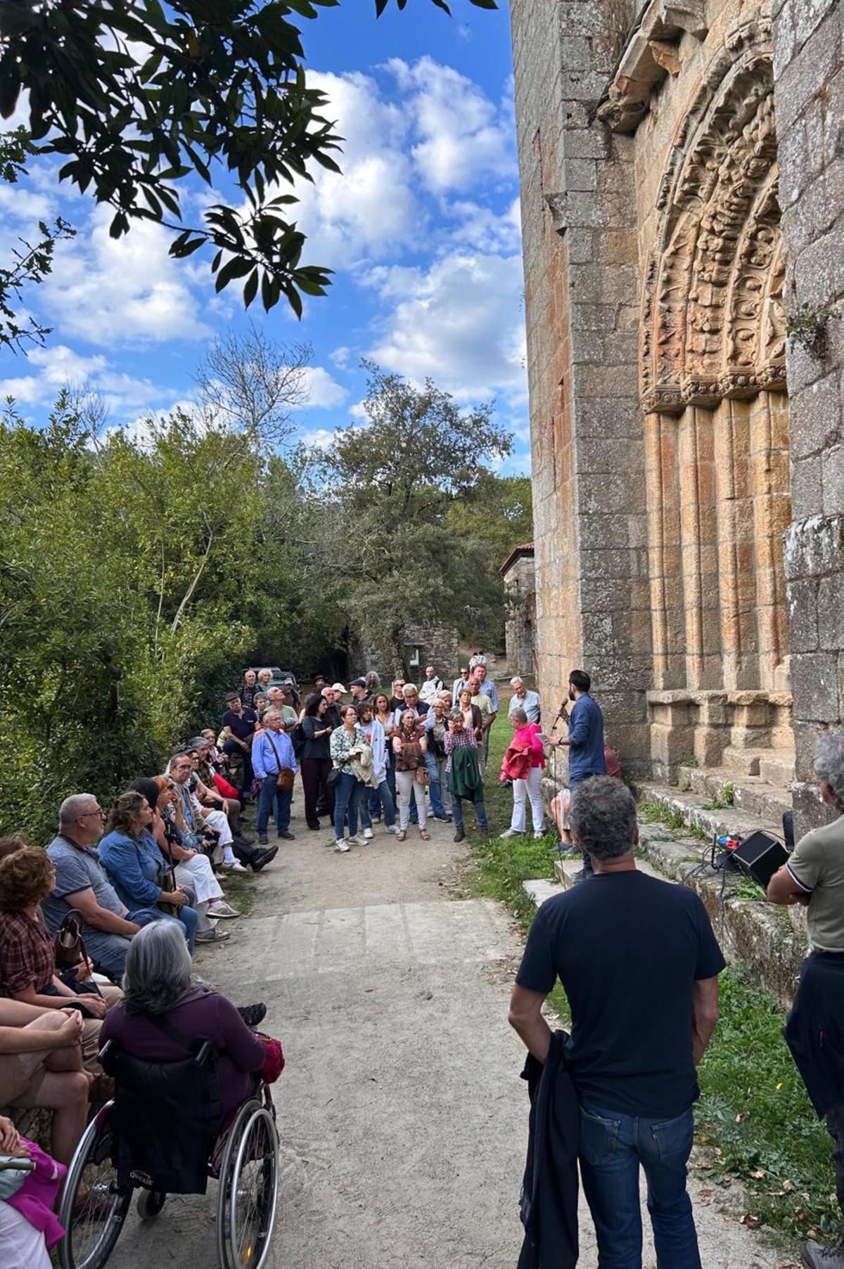 Un grupo de visitantes al cenobio silledense.