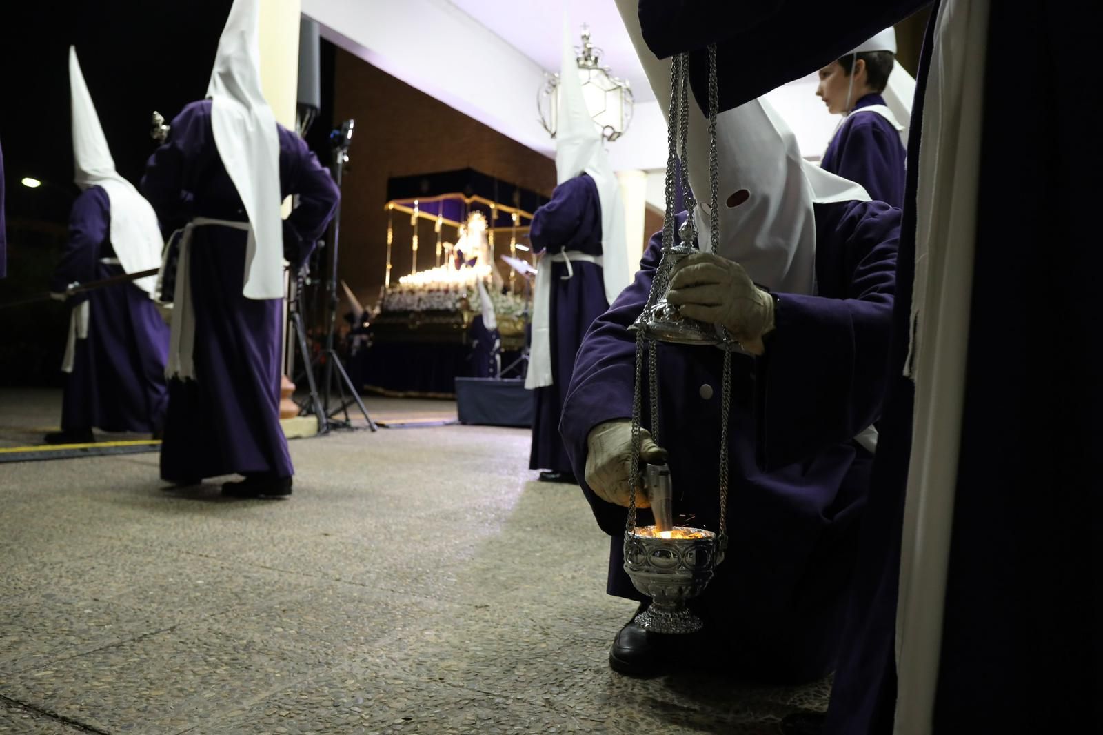 En imágenes | Emotiva procesión de las Lágrimas de la Cofradía del Descendimiento en Zaragoza