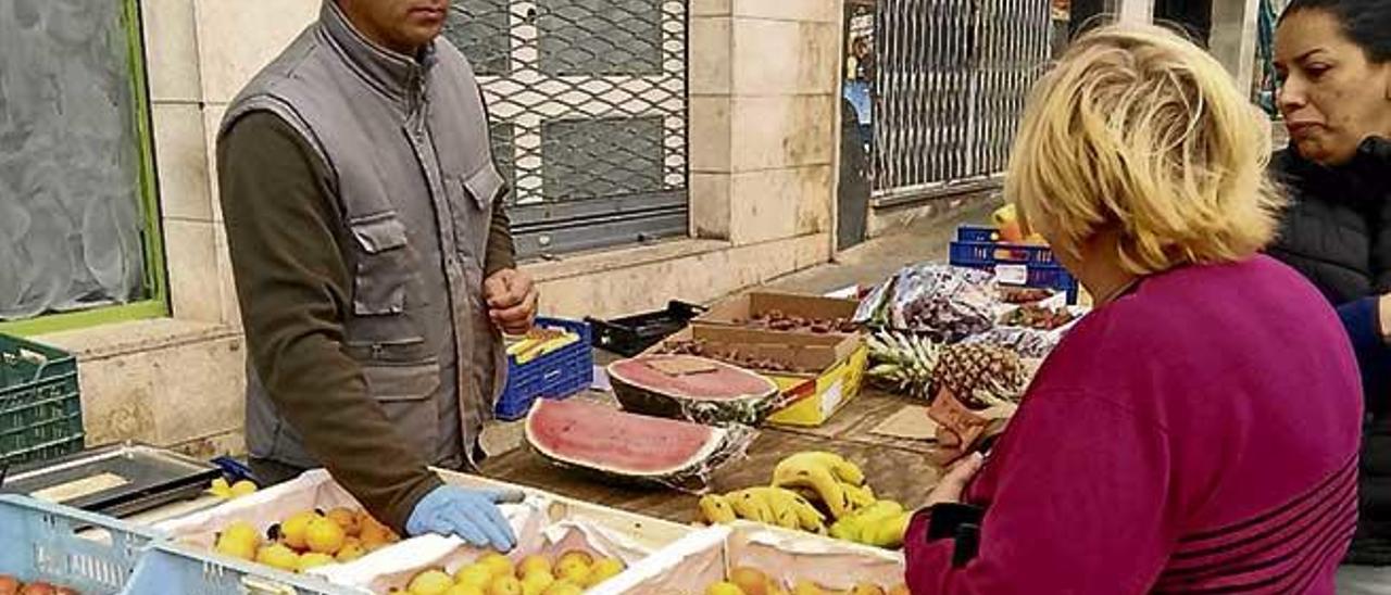 El payés, Antoni Estelrich, con sus nísperos.