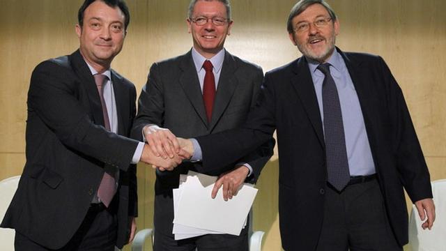 Ruiz Gallardón (centro) junto al vicealcalde y portavoz del PP en el Ayuntamiento de Madrid, Manuel Cobo (izquierda), y el portavoz del Grupo Socialista, Jaime Lissavetzky, este miércoles, tras anunciar que Madrid optará a los Juegos Olímpicos.
