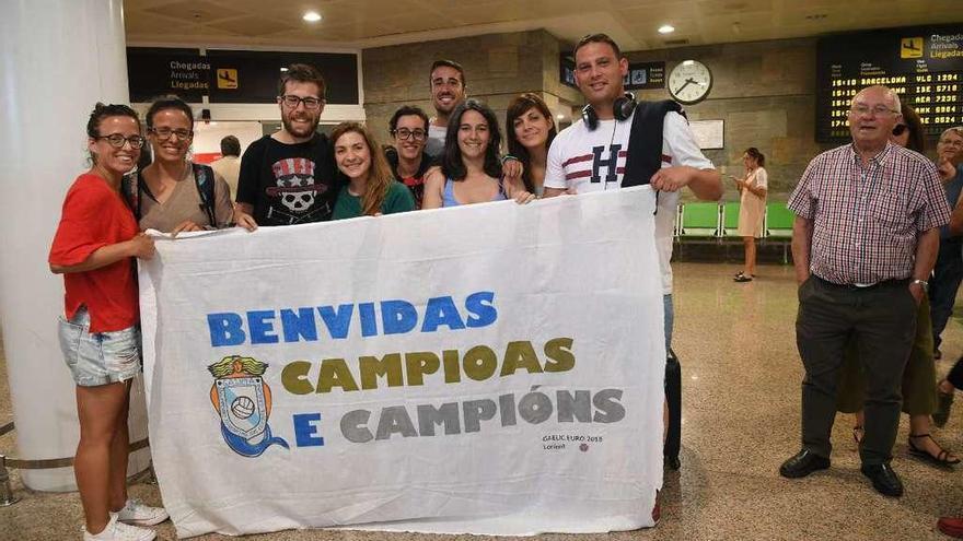 Seis de los siete representantes del Fillos de Breogán a su llegada ayer al aeropuerto tras ganar el Campeonato de Europa.