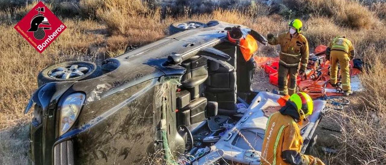 Los bomberos del Parque de Elda tras la excarcelación del conductor herido.