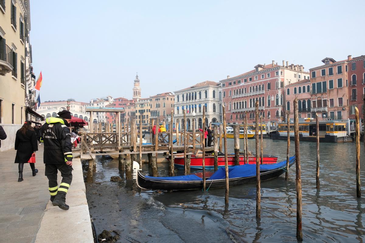 Venecia ha estado luchando durante muchos días con la marea baja, lo que está comenzando a crear serios problemas también para la navegabilidad.