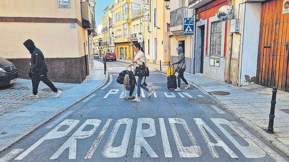 Peatones atraviesan la calle Parras, con la señalización sobre la prioridad peatonal, en una fotografía de archivo.