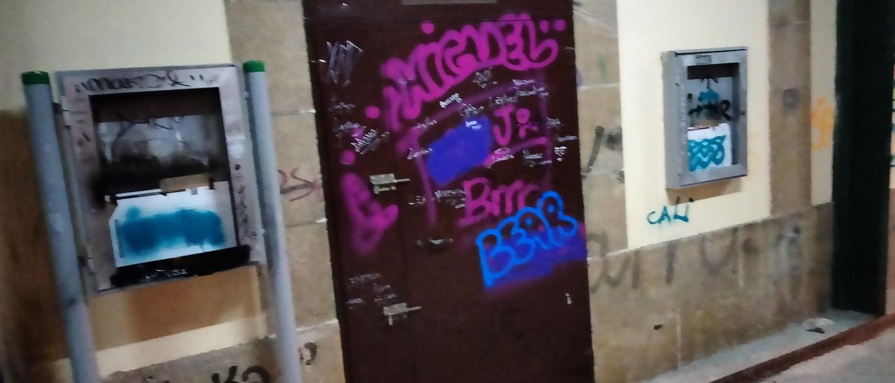 Pintadas en el apeadero de Pontecesures.