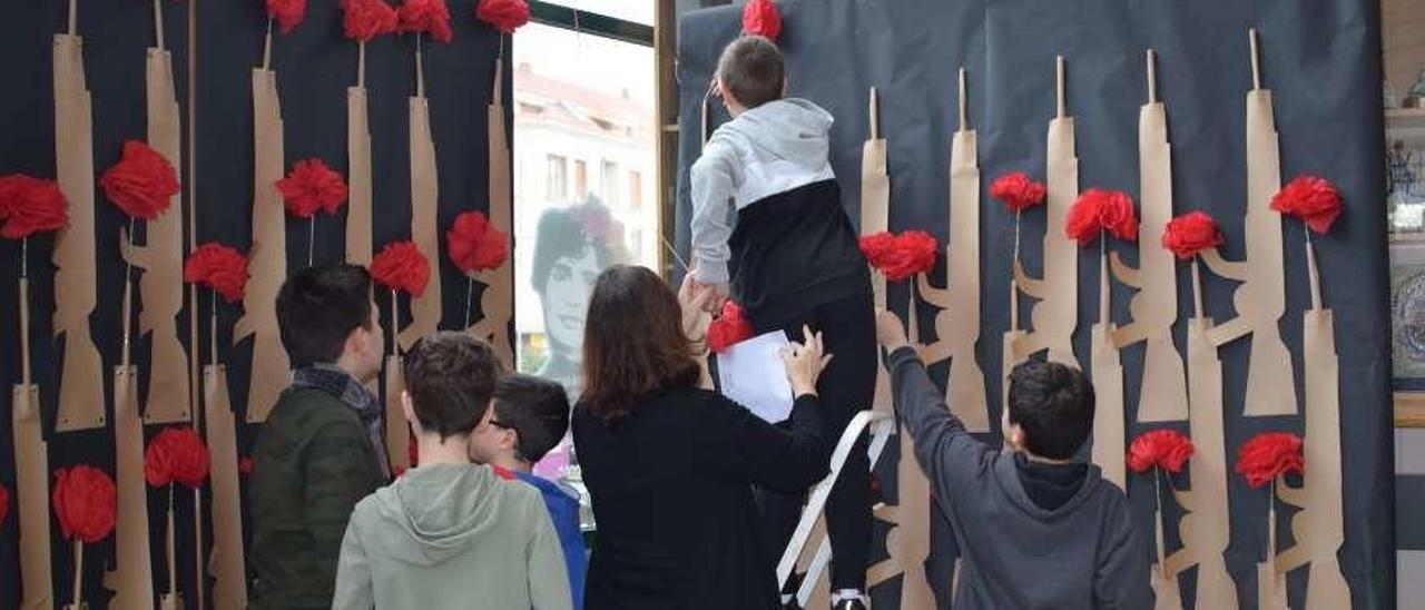 El  Día de la Paz en el IES de Rodeira. Llega con retraso, pero siempre es mejor que lo haga, aunque sea tarde. La paz mundial es  muy difícil de conquistar y va mucho más allá de una  pregunta a candidata a Miss de algo. Los estudiantes  del IES  de Rodeira  la escenificaron con los claveles que tapa  el cañón de  los fusiles, como fue la revolución portuguesa.  Gonzalo Núñez