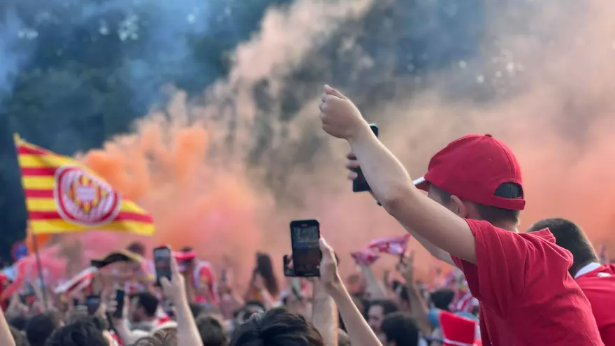 L'afició dona suport al Girona en l'arribada de l'equip a Montilivi