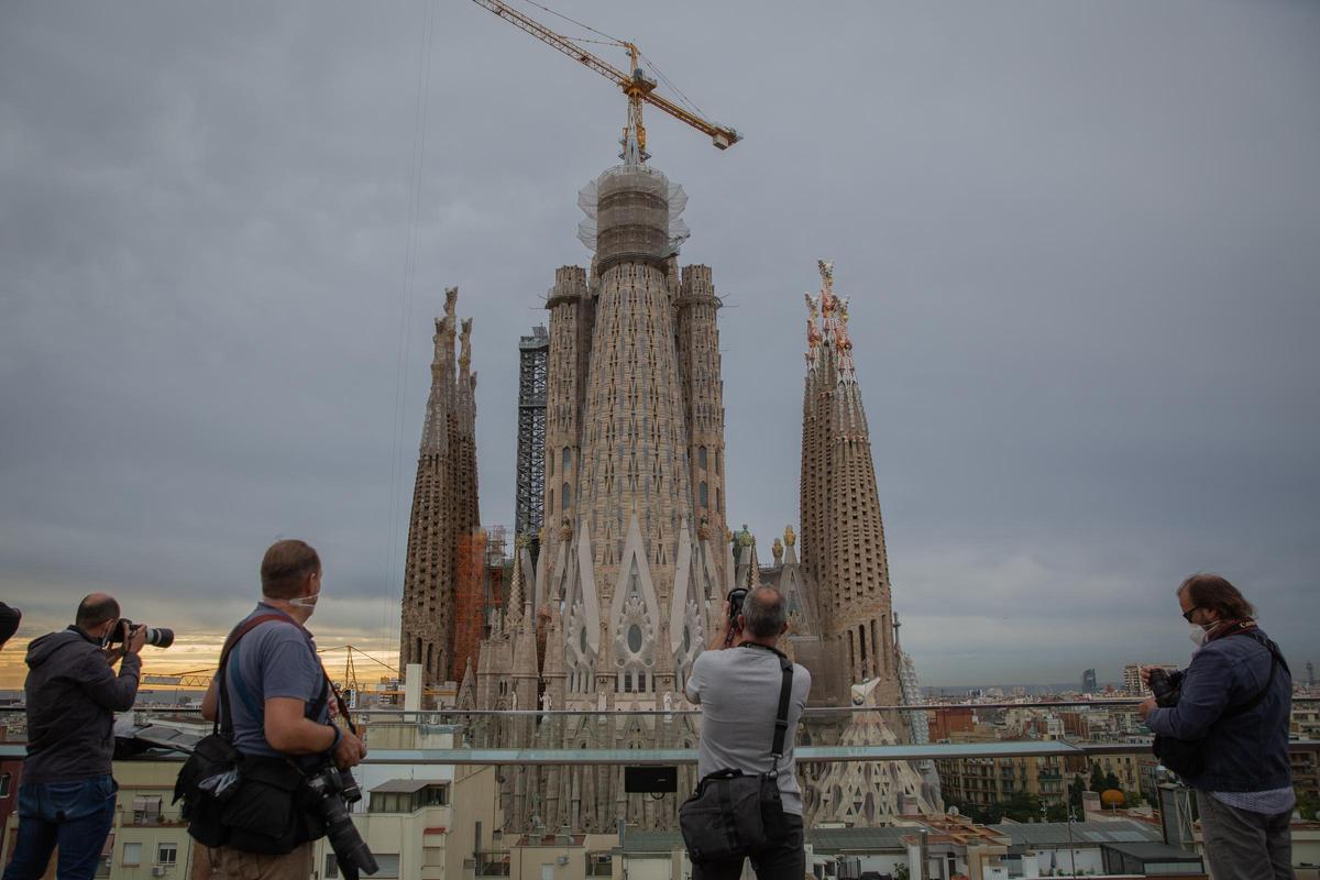 La estrella de la Sagrada Família ya ilumina Barcelona.