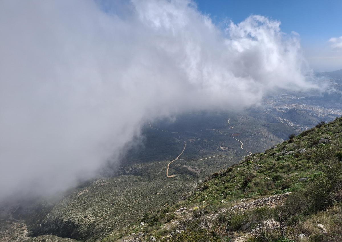 Un mar de nubes en el Montgó (imágenes)