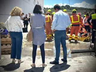 Así ha sido el rescate de tres heridos tras caer una plancha de hormigón en una empresa de Torrent