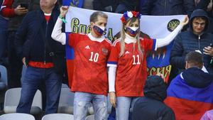 Aficionados rusos durante un partido clasificatoria hacia el Mundial de Qatar entre Croacia y Rusia
