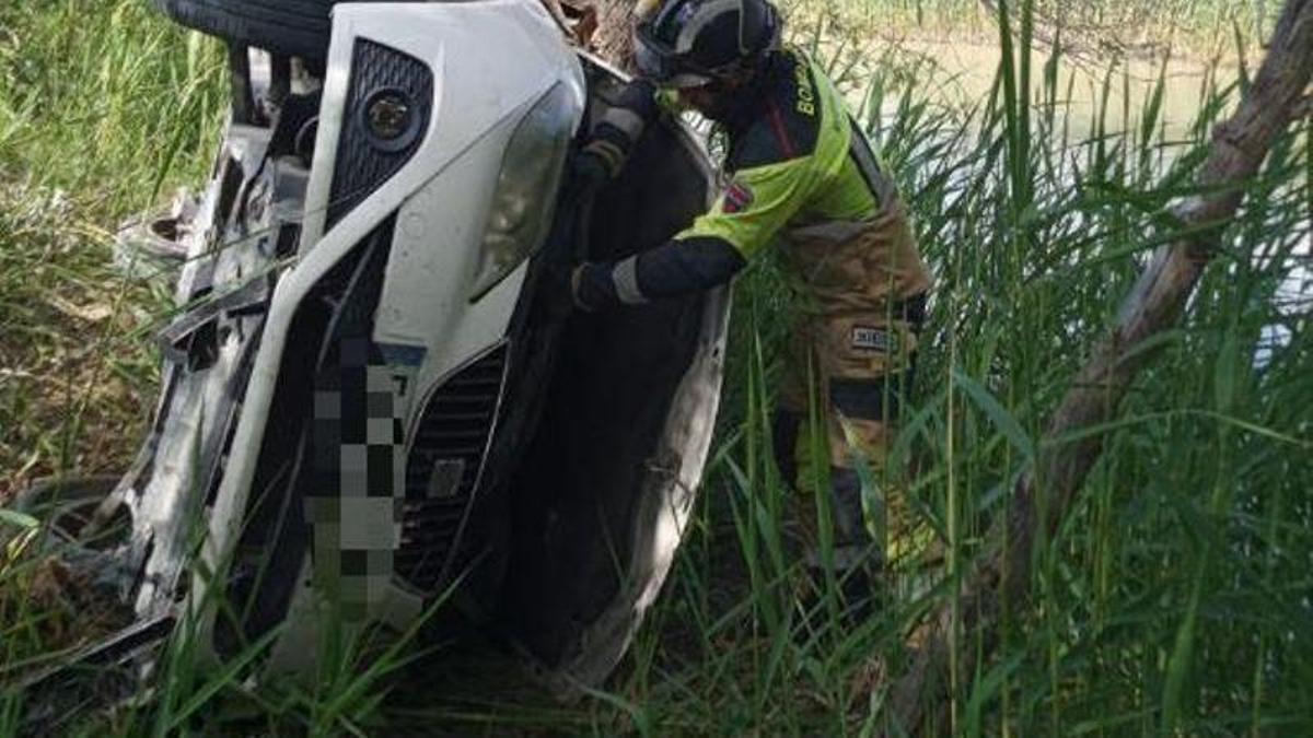 El coche, volcado en Cieza