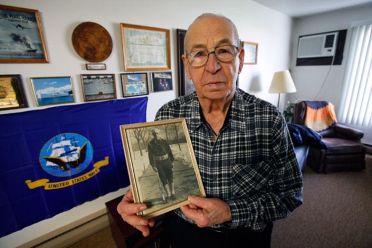 El veterà de la segona guerra mundial Clarence Pfundheller al seu apartament amb una fotografia de quan era jove, a Iowa (Estats Units).